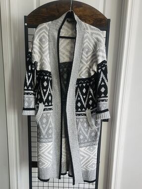 CHARLIE B Black, Gray and White Geometric Open Cardigan